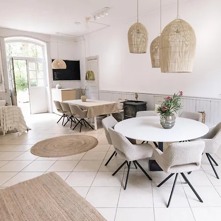 Aparthotel La Gare De L'art - Gaestehaus Im Ehemaligen Bahnhof Rouairoux